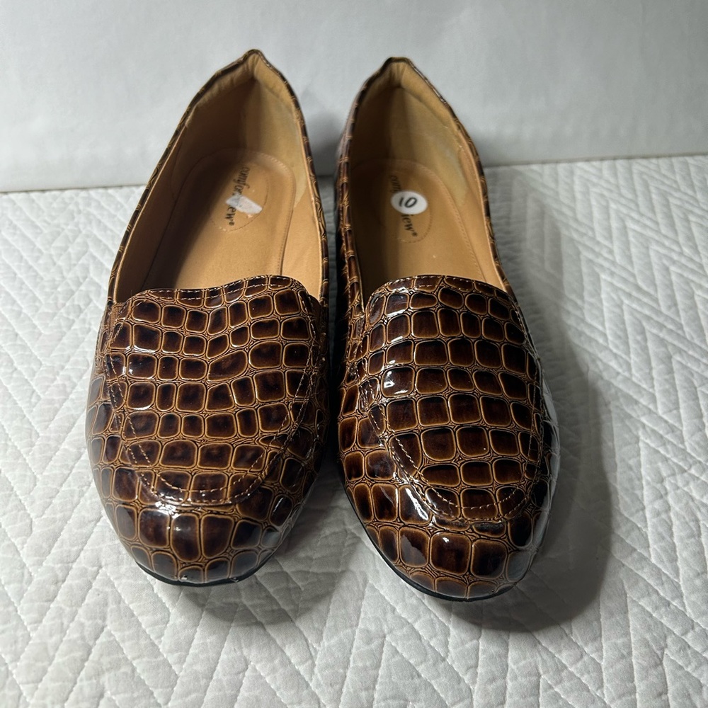 Comfort view women’s size 10 M faux, crocodile leather loafers